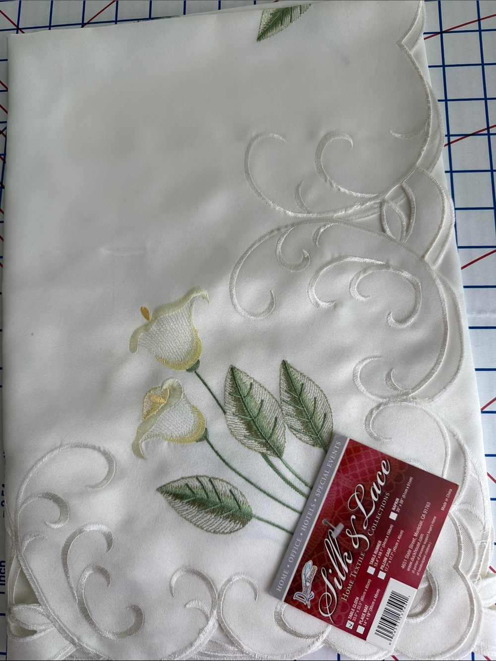 Duck House Calla Lily Embroidered Tablecloth 33” White Cutwork Scalloped NOS